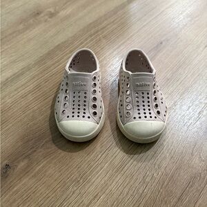 Native Kids Water Shoes in Light Pink and Cream